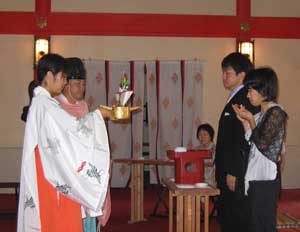 三三九度盃。日本酒のようです。焼酎だったらもっとよいです。