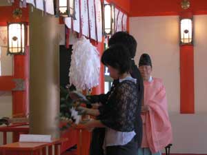 玉串&拝礼。玉串の回し方に手間取りました。