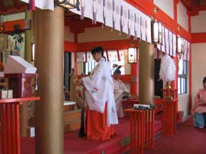 可愛い巫女さんが舞ってくれました!