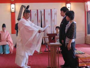 結婚証授与。なんだか表彰式みたいです。