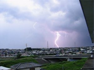 ベランダより。明らかに落ちてて怖い。