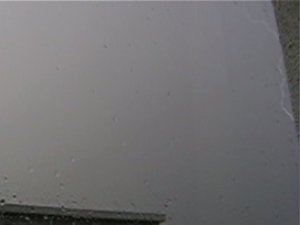 かなり近くに落ちた時の稲妻(画面右端)