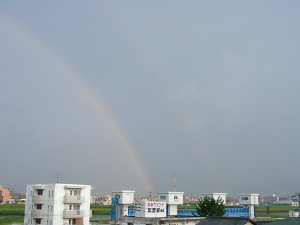 終わった後の虹。薄いけど副虹あり