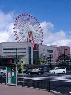 鹿児島中央駅。なぜ観覧車?
