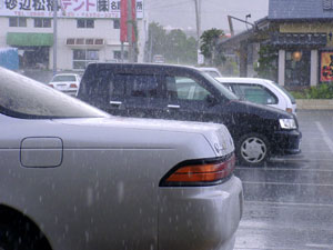 スコール。雨滴の粒径がでかい。